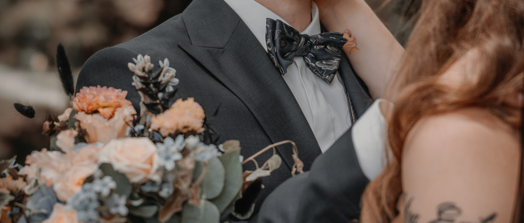 Farbenfrohe Hochzeit mit schwarzen Akzenten