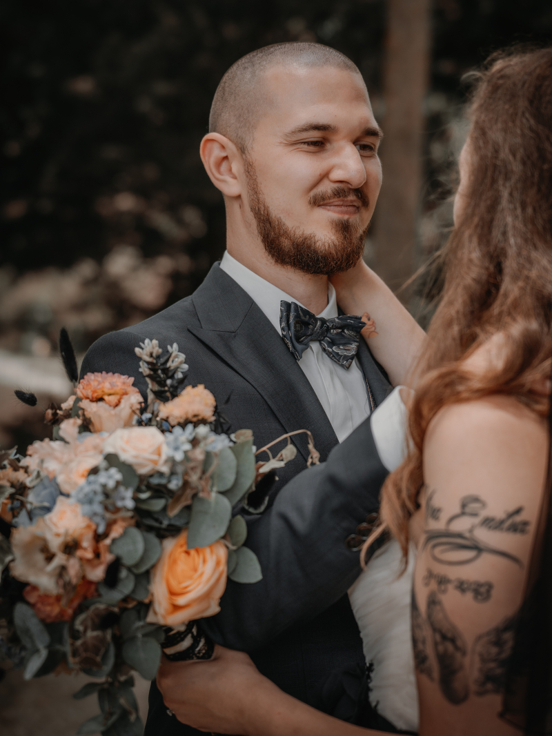 Farbenfrohe Hochzeit mit schwarzen Akzenten